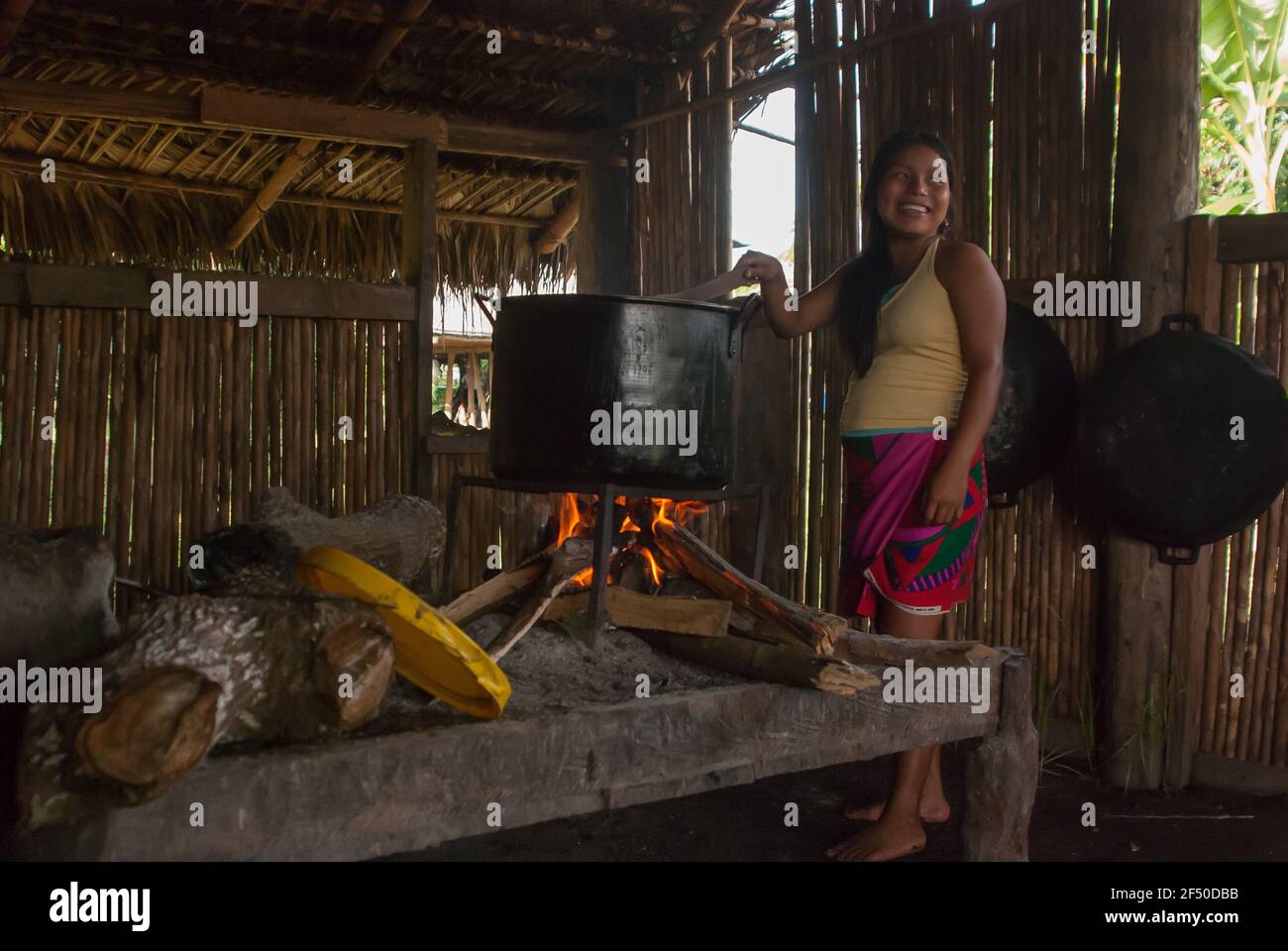 Provincia di Darien, Panama. 07-18-2019. Una donna indigena della Provincia di Darien, a Panama, in America Centrale, sta cucinando cibo per la famiglia. Foto Stock