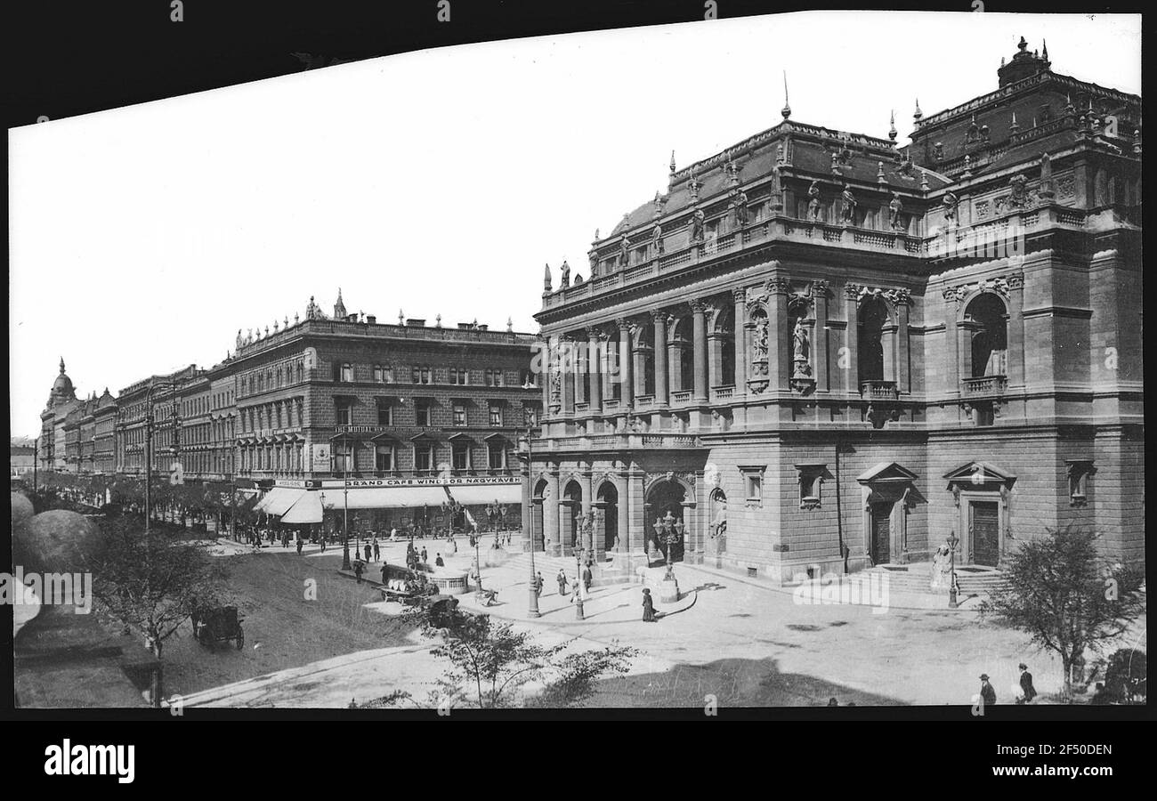 Budapest. Andrássy-Straße con l'opera Foto Stock