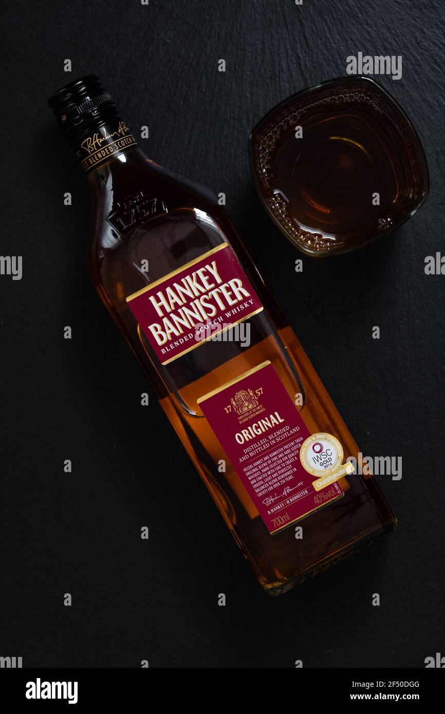 Airdrie, Scozia - 23 marzo 2021: Hankey Banister Blended Scotch whisky bottiglia isolata su sfondo nero Foto Stock