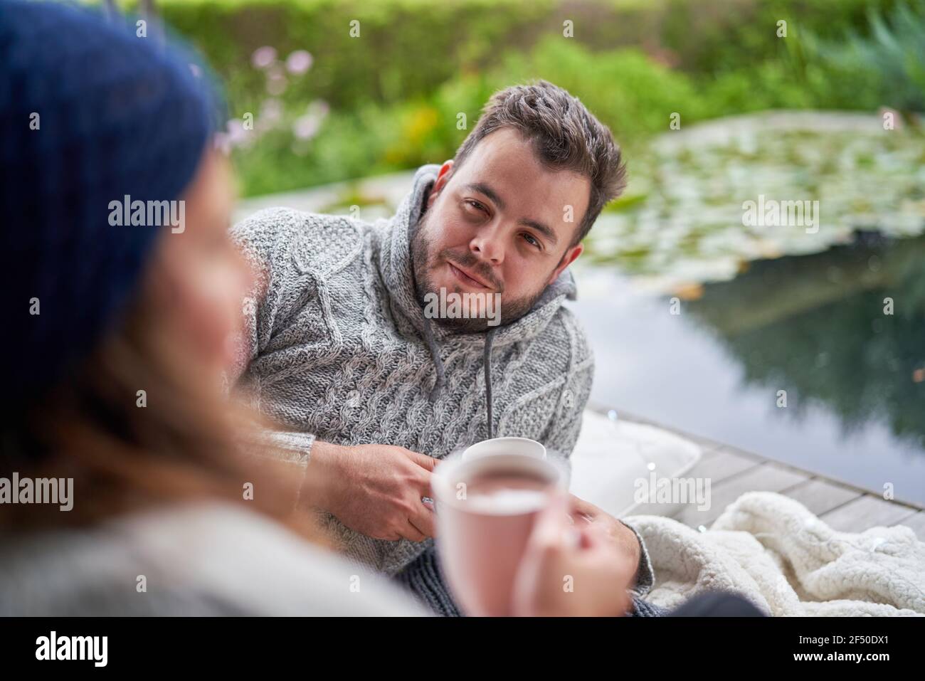 Uomo che ascolta la moglie sul patio Foto Stock