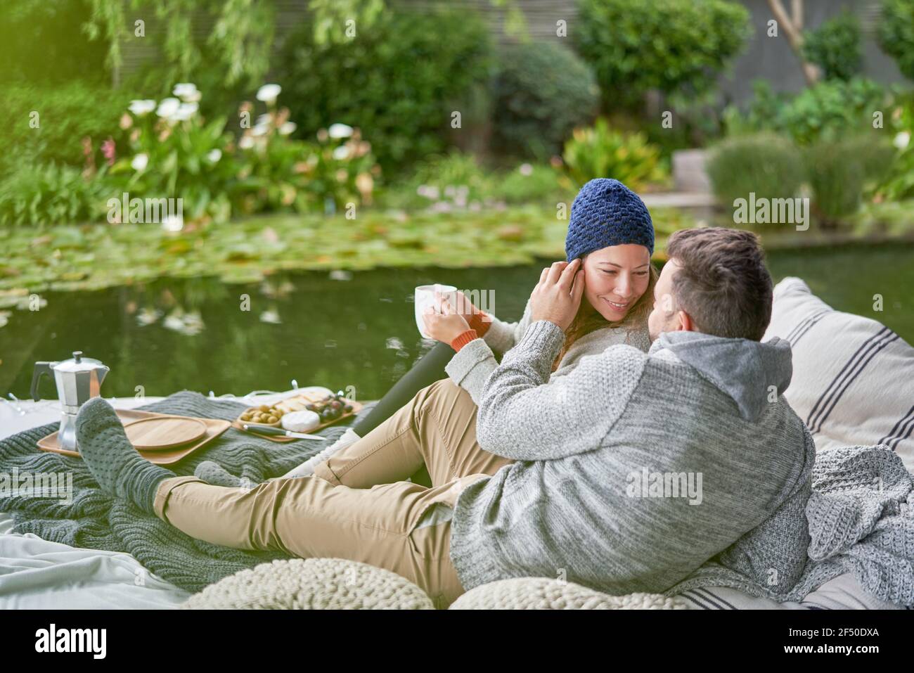 Affettuosa coppia romantica che beve caffè sul patio di lusso Foto Stock