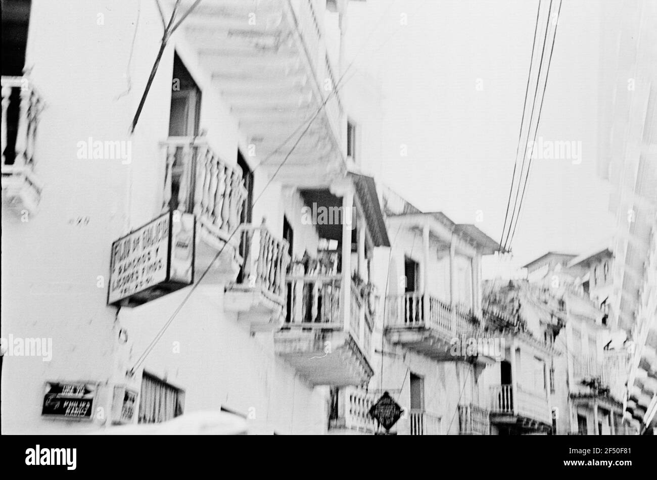 Foto di viaggio Caraibi. Trinidad. Vista parziale di una casa con balcone Foto Stock