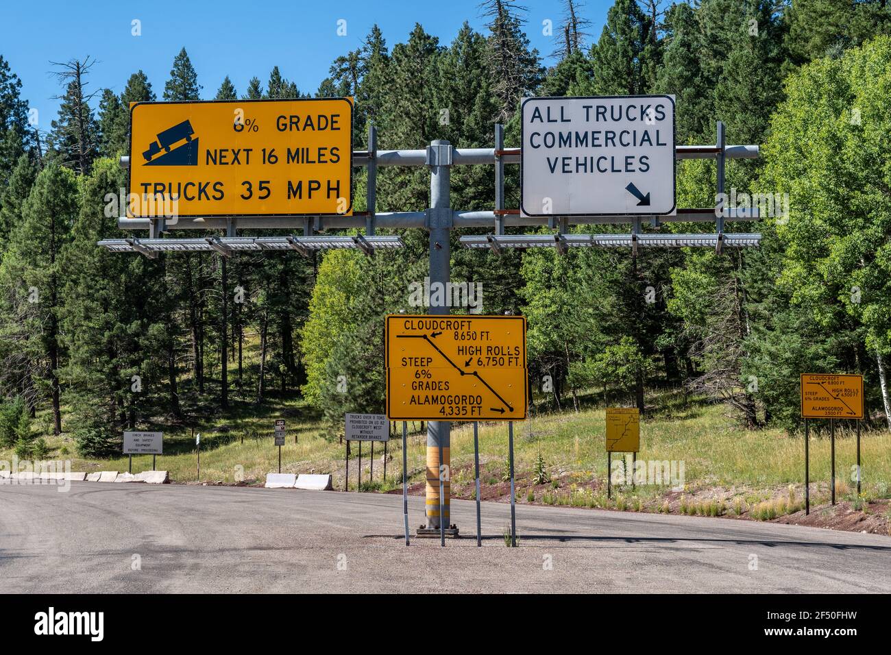Indicazioni stradali pericolose e ripide sull'autostrada US 82 vicino a Cloudcroft, New Mexico, USA. Foto Stock
