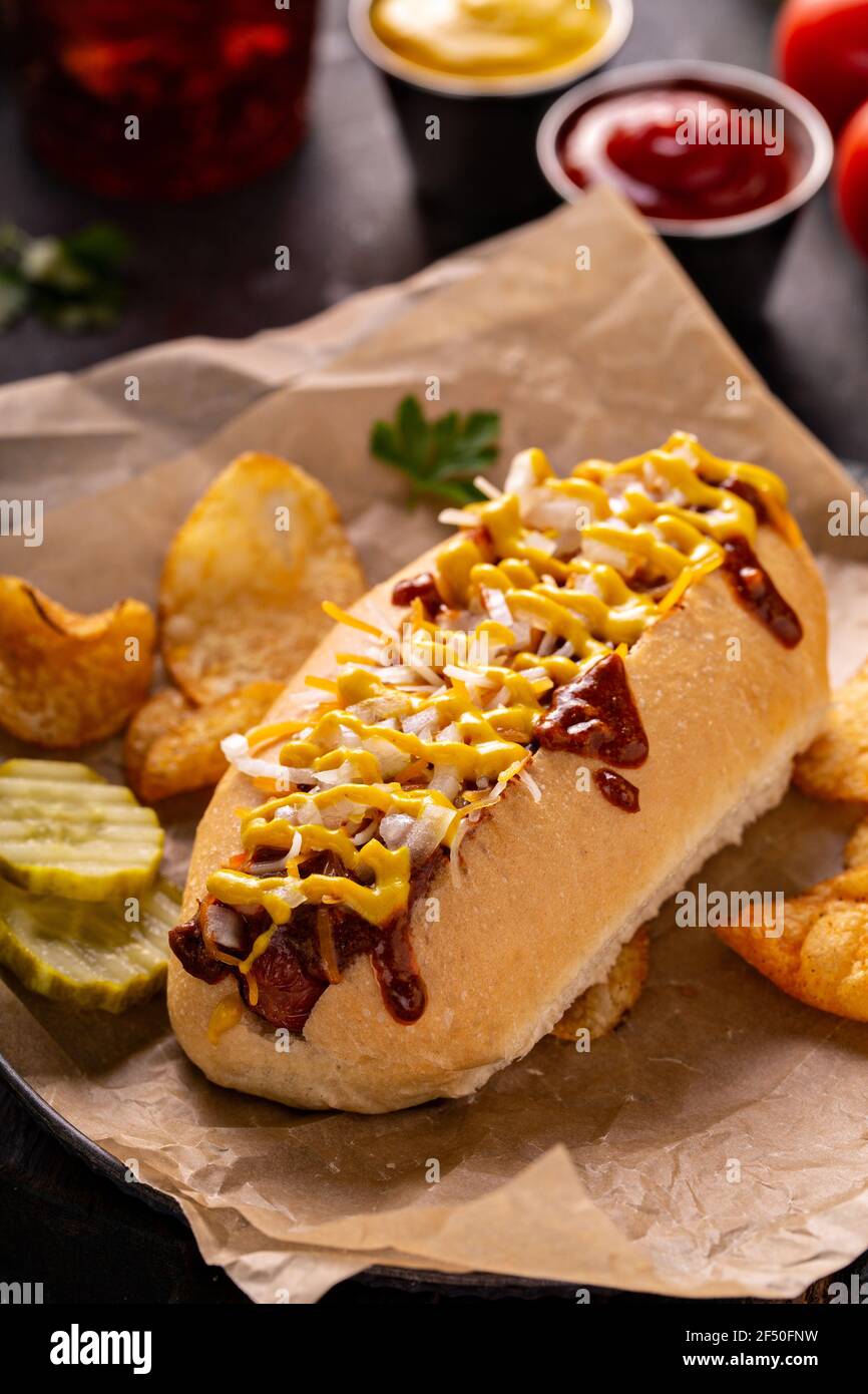 Chili hot dog con cipolla e senape Foto Stock