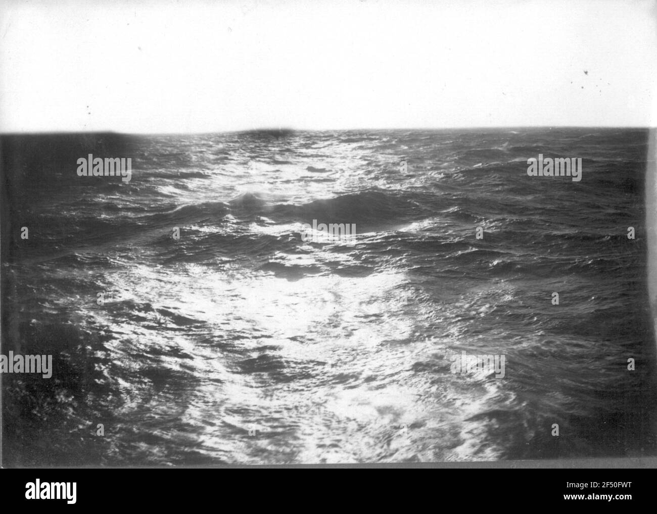 Riflessi di luce sul dono residuo dell'onda posteriore di una nave Foto Stock