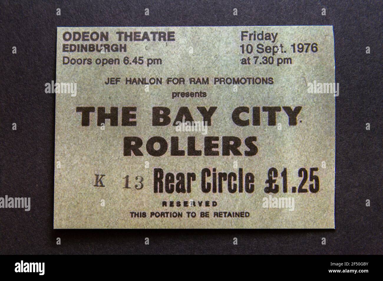 Un biglietto per un concerto in replica per i Bay City Rollers presso l'Odeon Theatre di Edimburgo, 10 settembre 1976, parte di un pacchetto di cimeli per l'infanzia degli anni '70 della scuola. Foto Stock