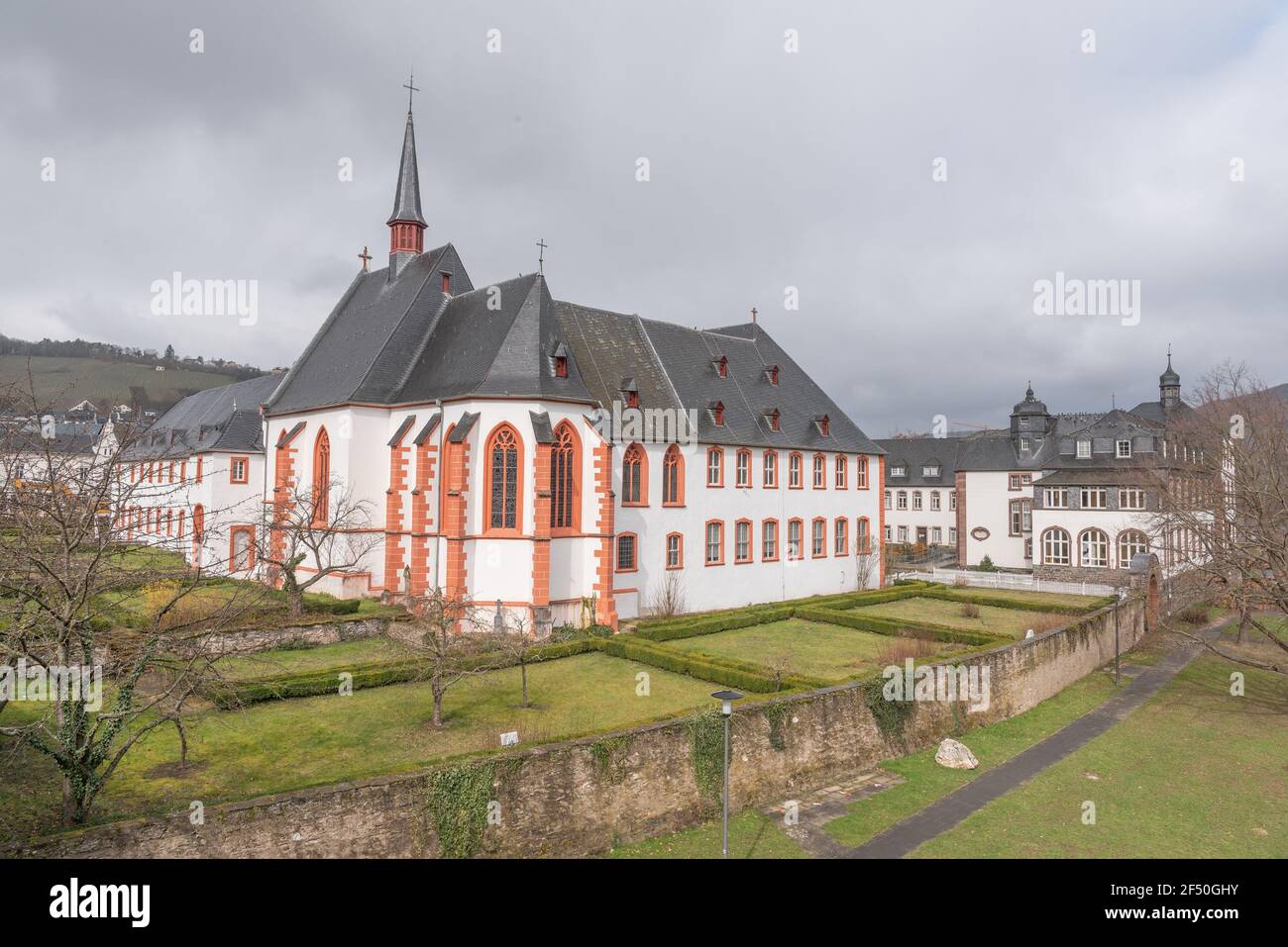 Architettura enologica nella Valle della Mosella, Cusanus-Stift e San Nicola, Bernkastel-Kues, Germania Foto Stock