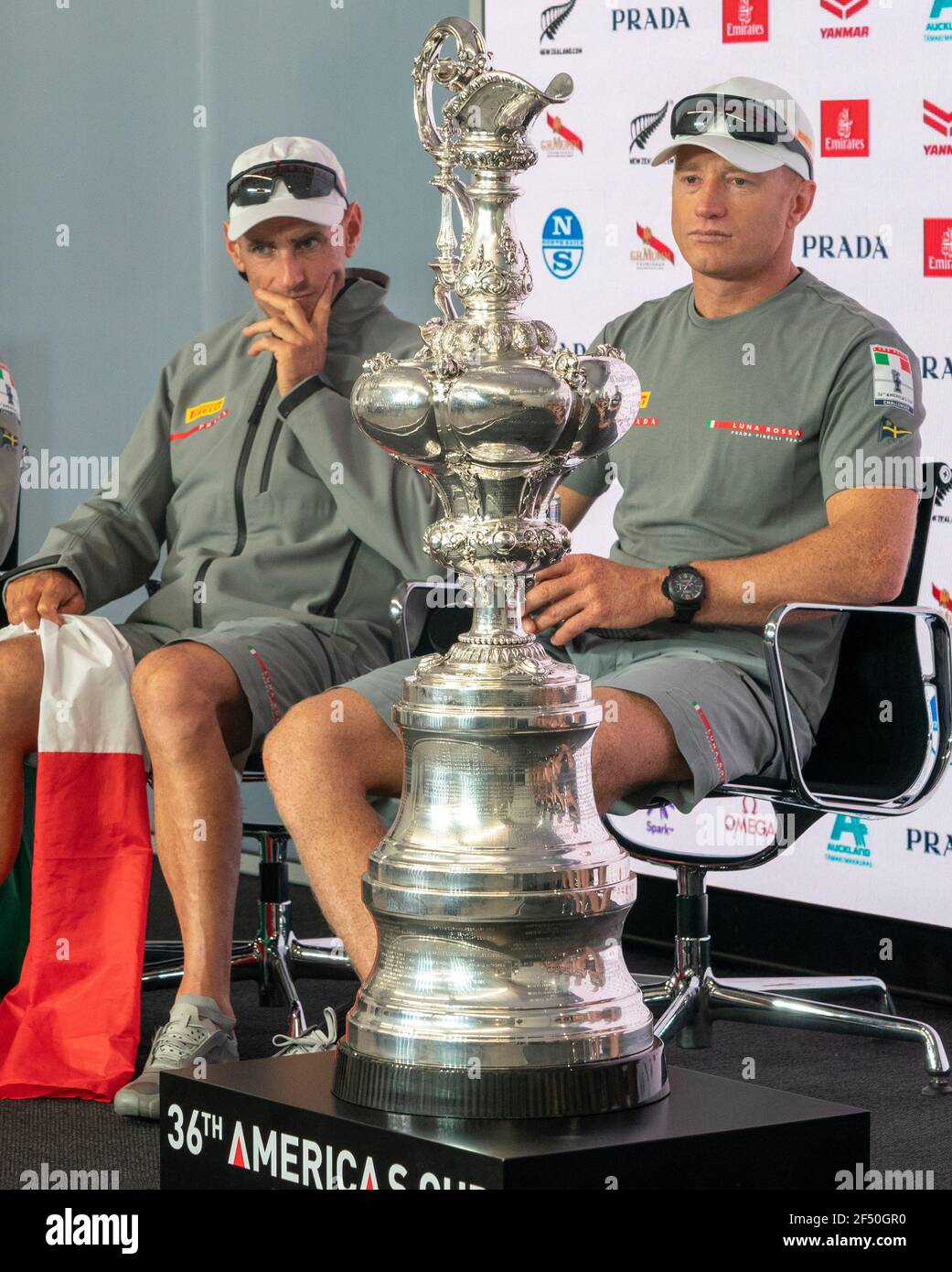 Auckland, Nuova Zelanda, 17 marzo 2021 - Conferenza stampa finale della 36a America's Cup. Luna Rossa Prada Pirelli co-helmmen Francesco Bruni e Jimmy Spithill (a destra) guardano alla Coppa. Il team italiano ha perso gara 10, per perdere la serie 3-7 al difensore del team Emirates della Nuova Zelanda. Credito: Rob Taggart/Alamy Foto Stock