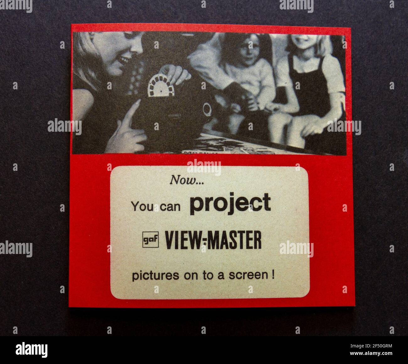 Una replica opuscolo pubblicità View-master diapositive proiettori, (411 e 511), parte di una scuola anni '70 cimeli per l'infanzia pack. Foto Stock