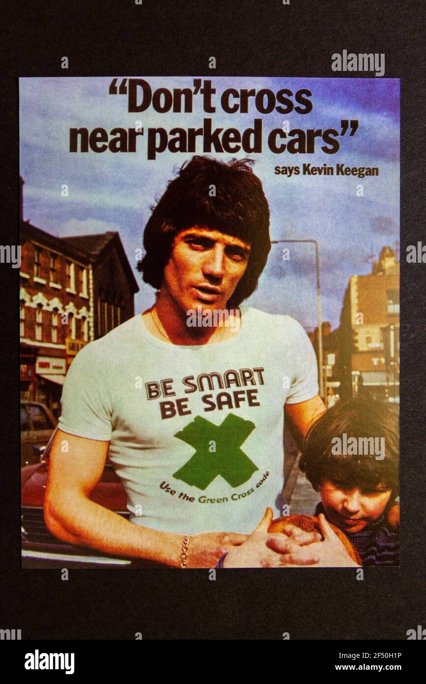 Una replica di poster sulla sicurezza stradale con Kevin keegan, 'non attraversare vicino a auto parkerd', parte di un pacchetto di cimeli per l'infanzia degli anni '70 della scuola. Foto Stock