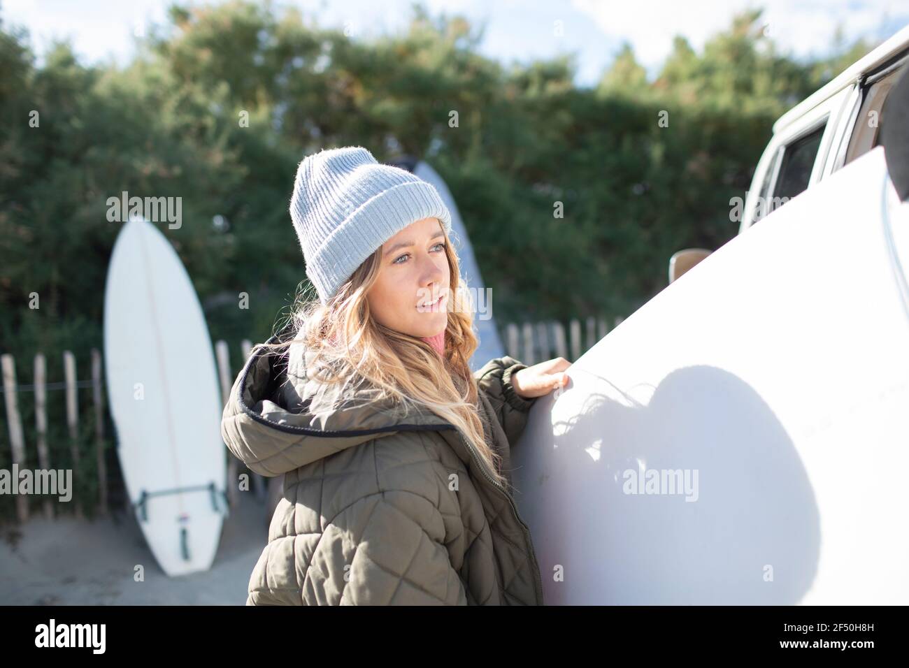 Giovane femmina del surfista con la tavola da surf Foto Stock