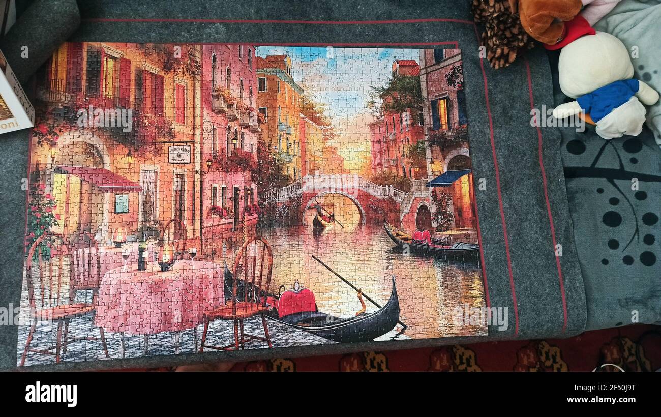 Un blocco puzzle completamente completato di un'immagine di venezia, Italia su un tappeto interno. Attività di gioco da solo in interni Foto Stock