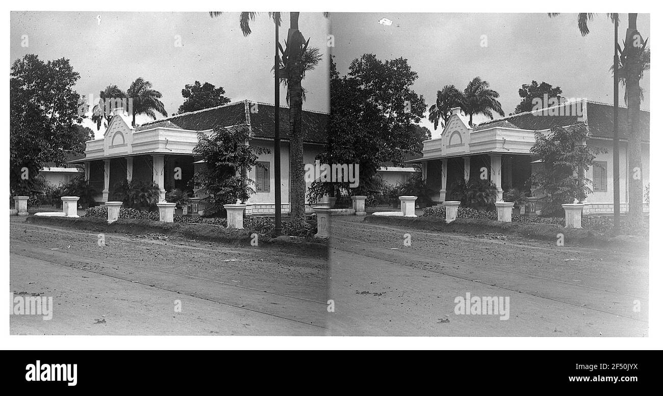 America Centrale (?). Villa su una strada non asfaltata, inserita in un lettino o in un tram Foto Stock
