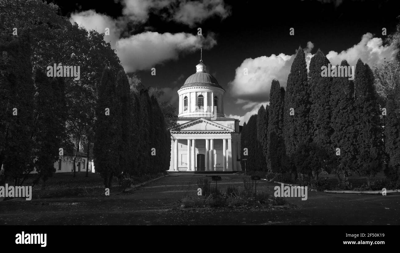 Chiesa di tutti i Santi a Nizhyn, Oblast di Chernihivska, Ucraina. Bell'antico edificio del XVIII secolo con cupola per scopi religiosi, Chiesa Ortodossa. UKR Foto Stock