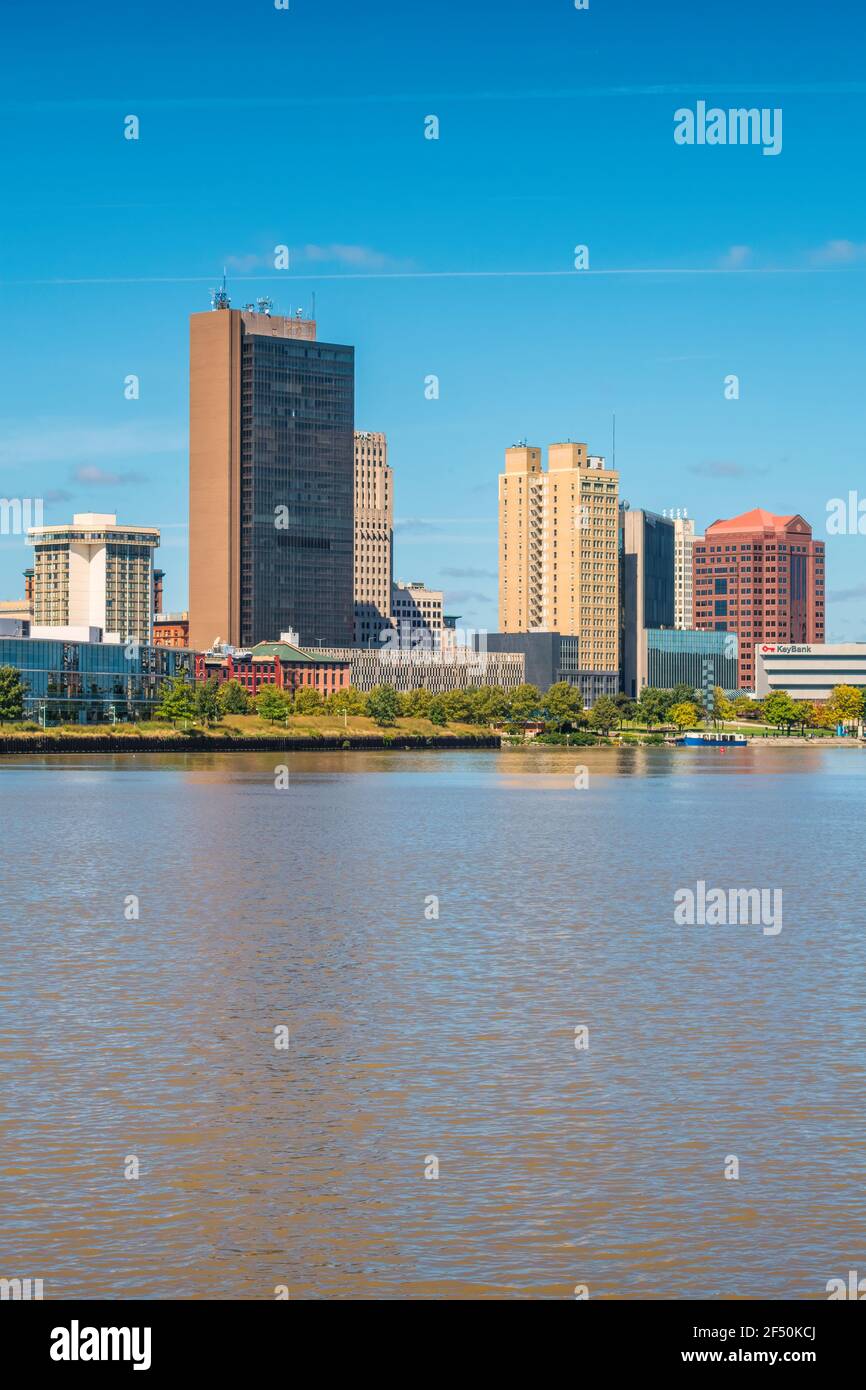 Skyline del centro di Toledo, Ohio USA e del fiume Maumee in una giornata di sole. Foto Stock