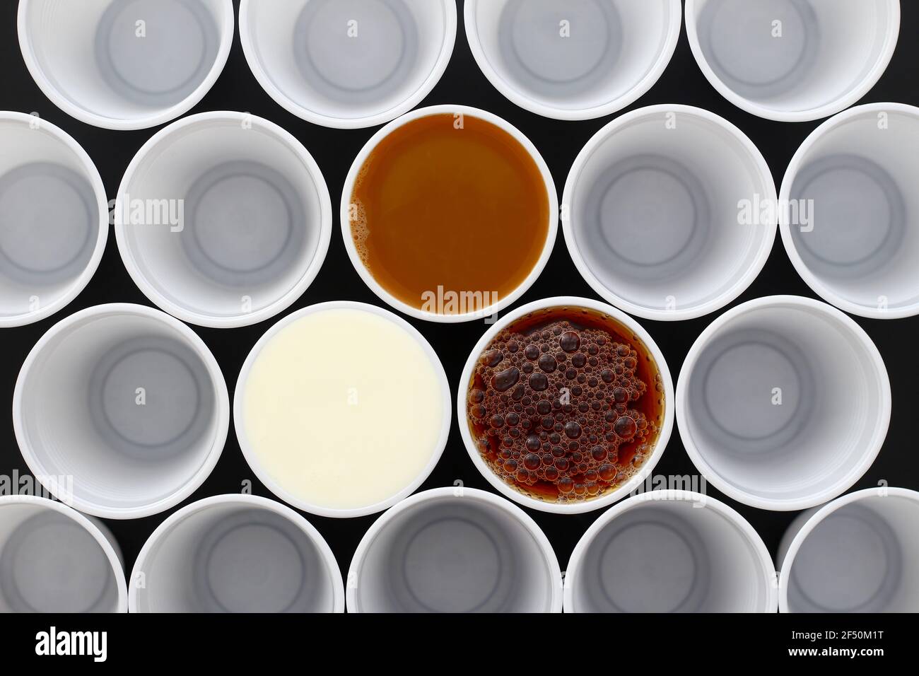 Caffè, tè e latte in tazze monouso in plastica bianca, vista dall'alto Foto Stock