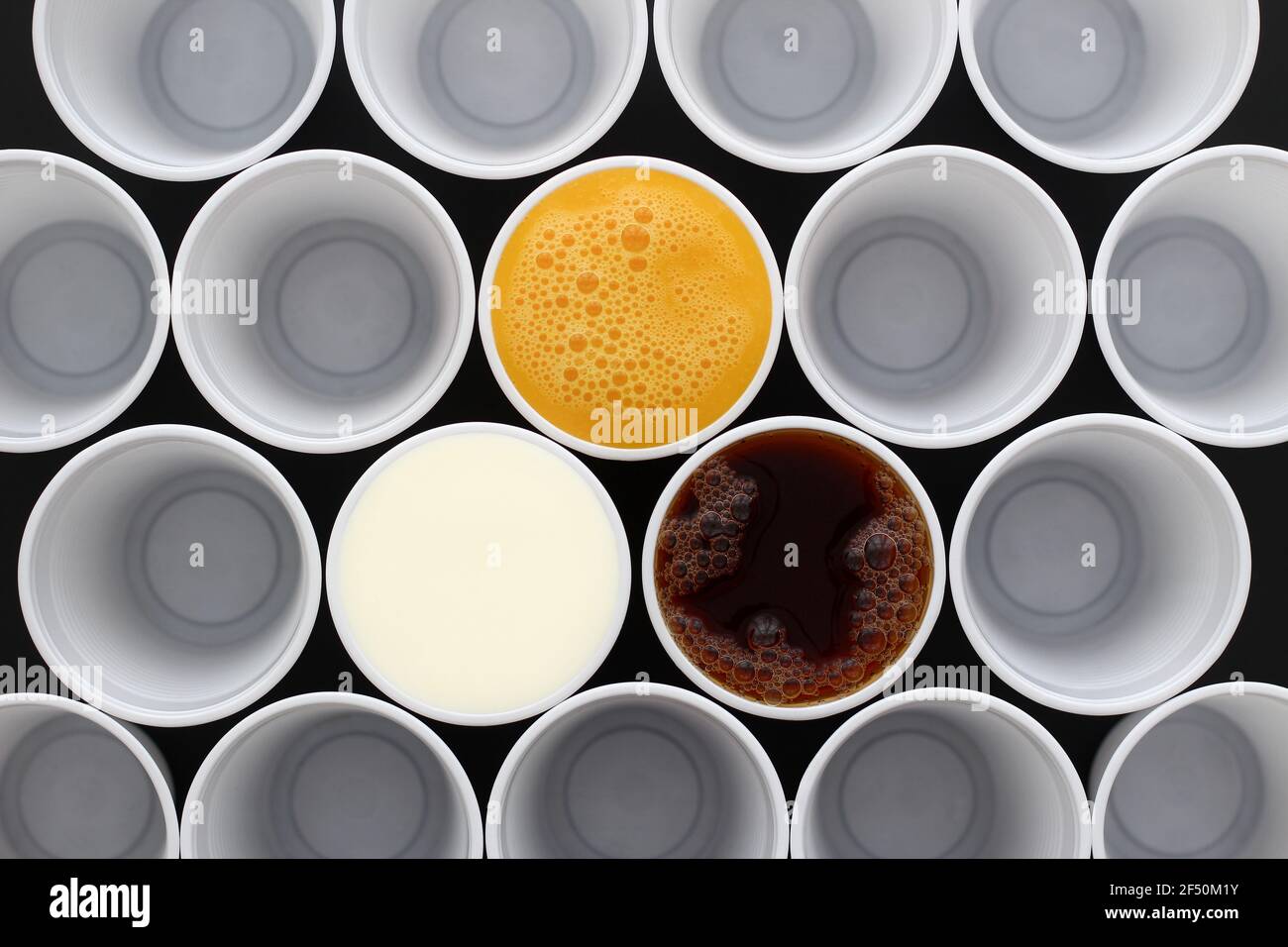 Succo d'arancia, tè e latte in tazze monouso in plastica bianca, vista dall'alto Foto Stock