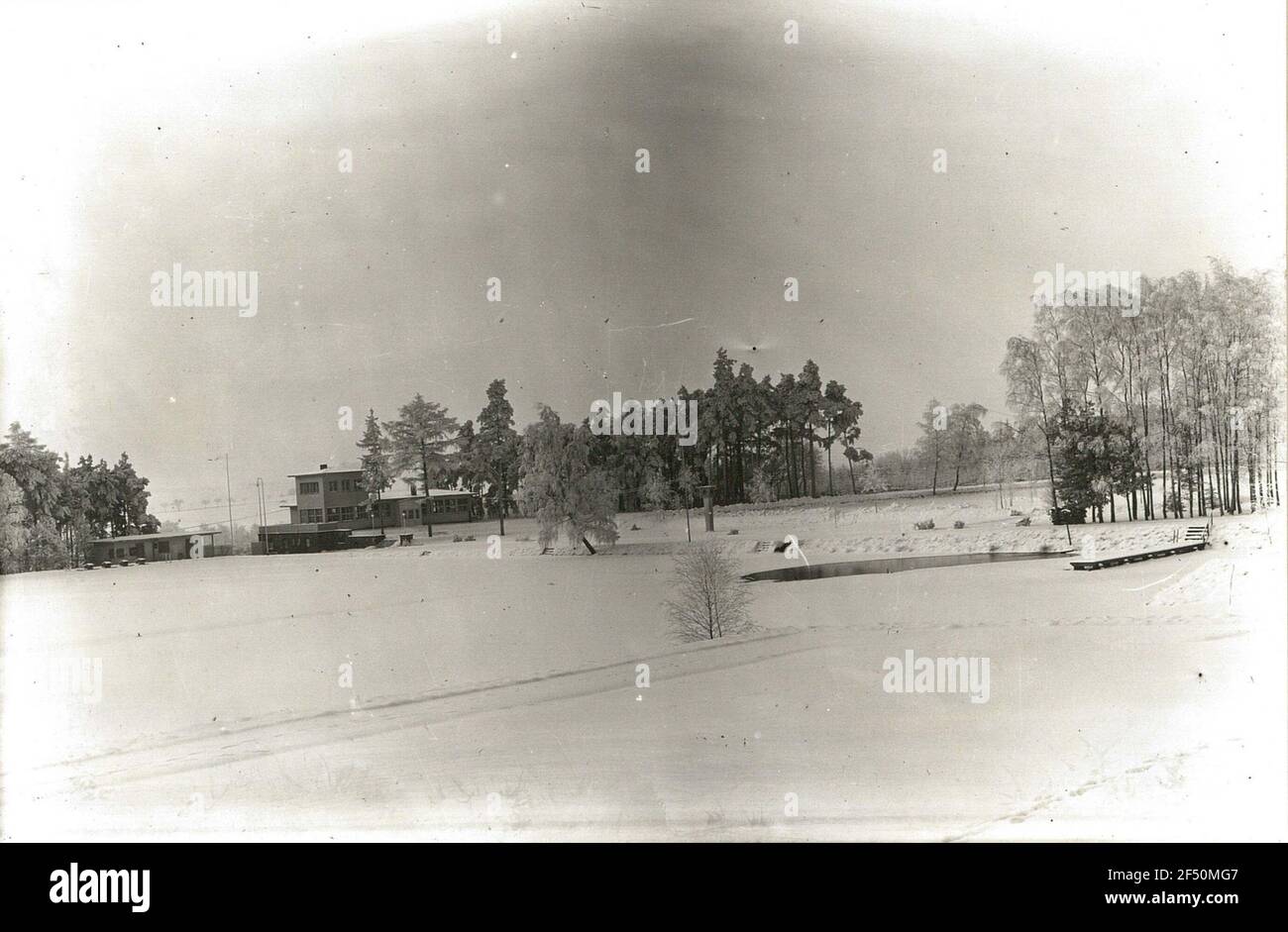 Seifhennersdorf. Stagno d'argento contro l'edificio stagno d'argento Foto Stock