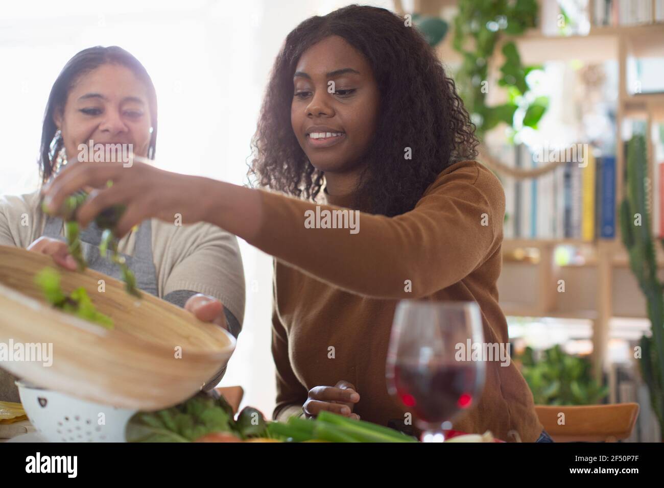 Madre e figlia preparano l'insalata a casa Foto Stock