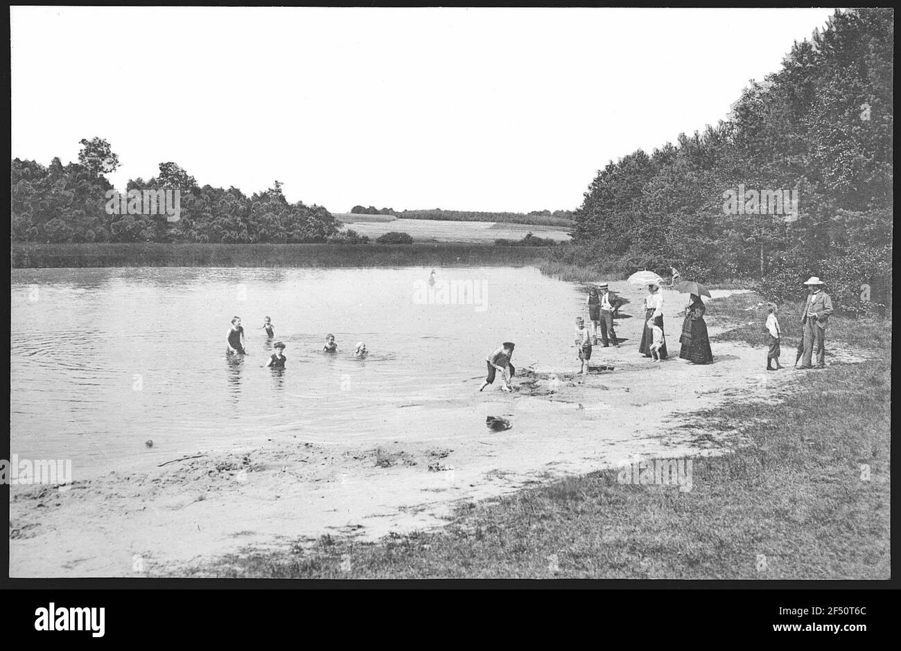 Larghezza stretta Ponte stagno bagnanti medi Foto Stock