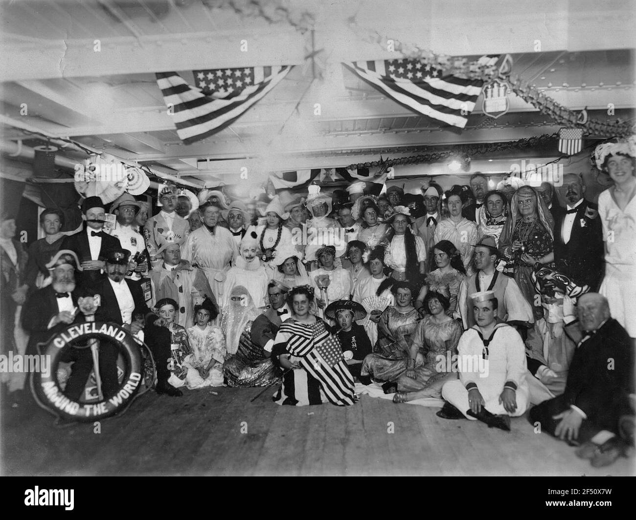 Immagine di gruppo come cibo? Mest a bordo. Formazione del gruppo Cleveland del piroscafo passeggeri durante un festival del costume a bordo del piroscafo passeggeri Cleveland Foto Stock