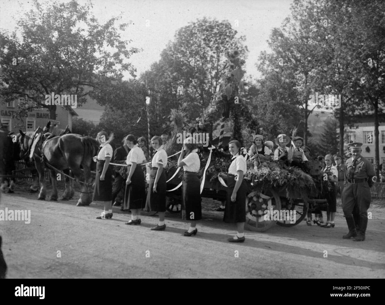 Auto fissa per la festa di casa presso l'accesso alla stazione Foto Stock