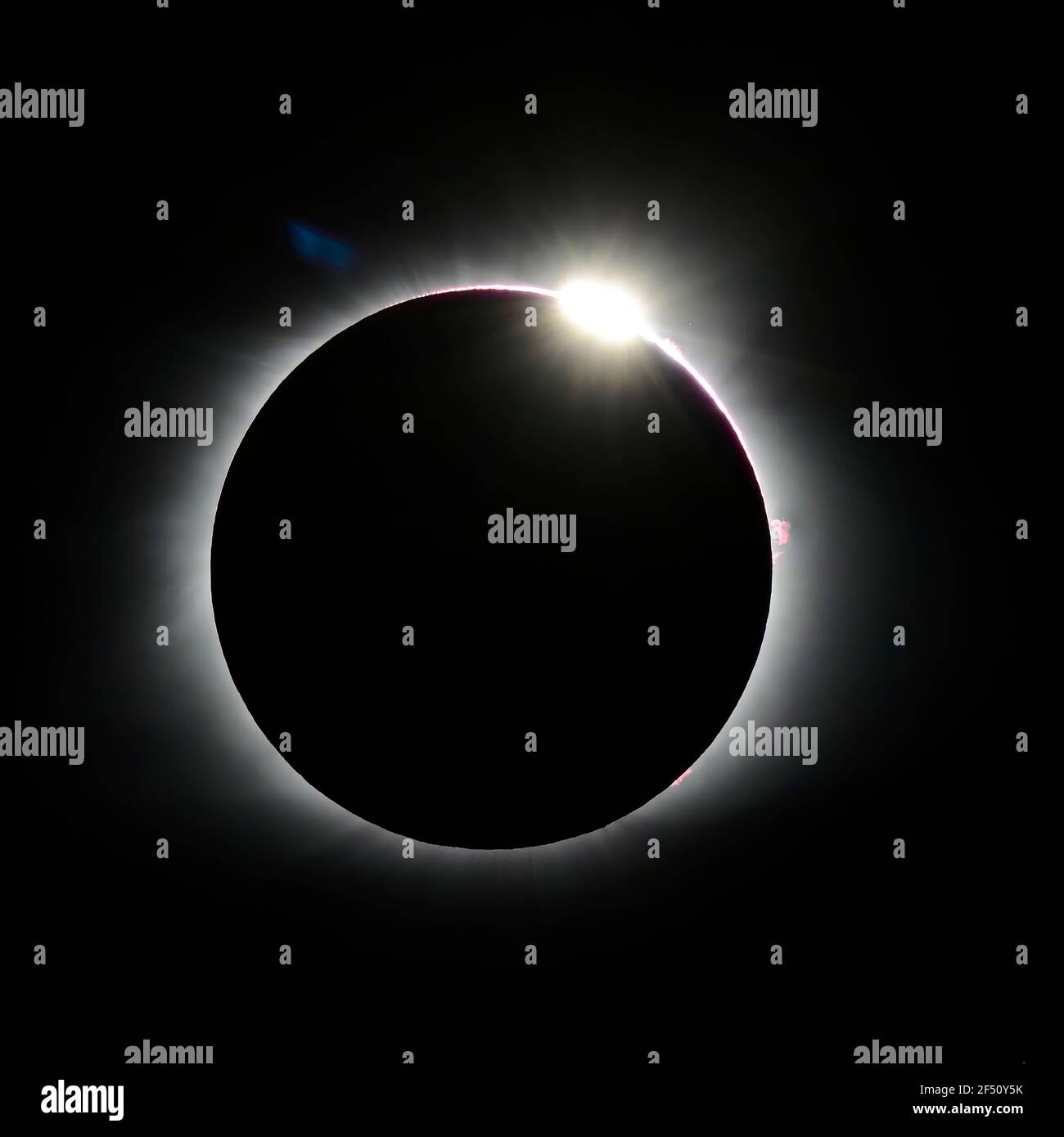 Colpo verticale del Total Solar Eclipse nel 2017 con effetto anello di diamante. Foto Stock