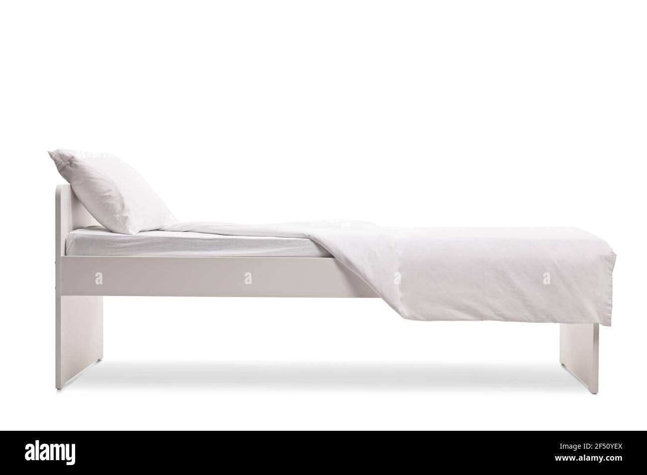 Letto singolo bianco con copripiumino isolato su bianco sfondo Foto Stock