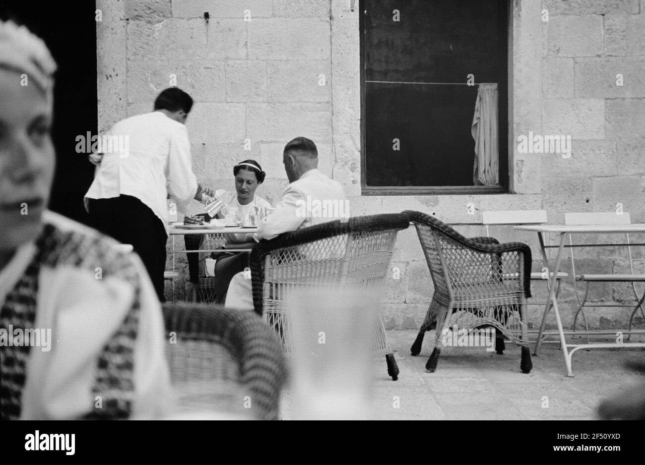 Foto di viaggio Croazia. Dubrovnik (Ragusa). Wallis Simpson e suo marito Re Eduard VIII Dalla Gran Bretagna nella caffetteria di strada 'Dubravka Cafe', pile Sqare nella Città Vecchia Foto Stock