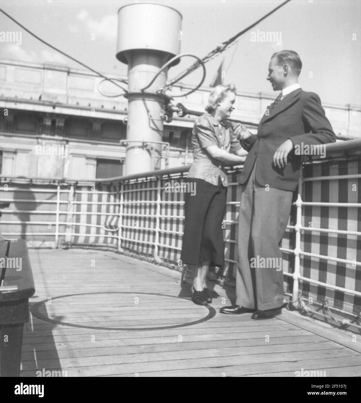 Vita di Bordle. Una giovane bionda e fotografo Franz Grasser con sigaretta, ha preso sulla nave passeggeri Milwaukee Foto Stock