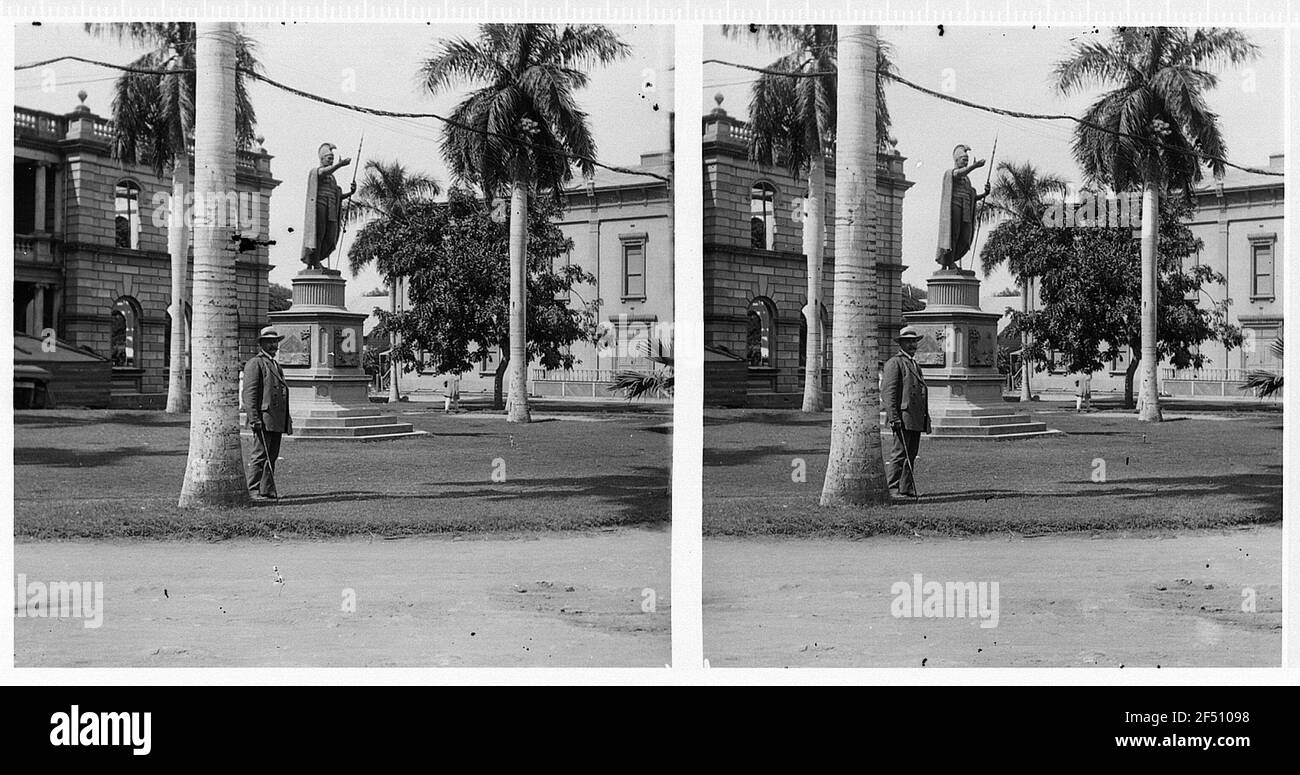 Honolulu (Hawaii), centro città. Memoriale del re Kamehameha i (1881; T. R. Gould) di fronte al palazzo del governo Ali'i? Lani Hale Foto Stock