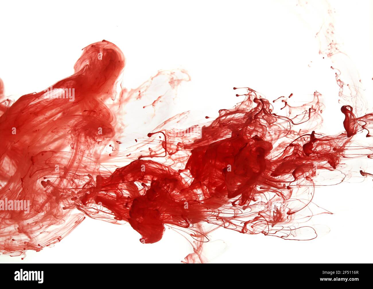 Modello astratto che cade nella goccia d'acqua dell'inchiostro rosso Foto Stock