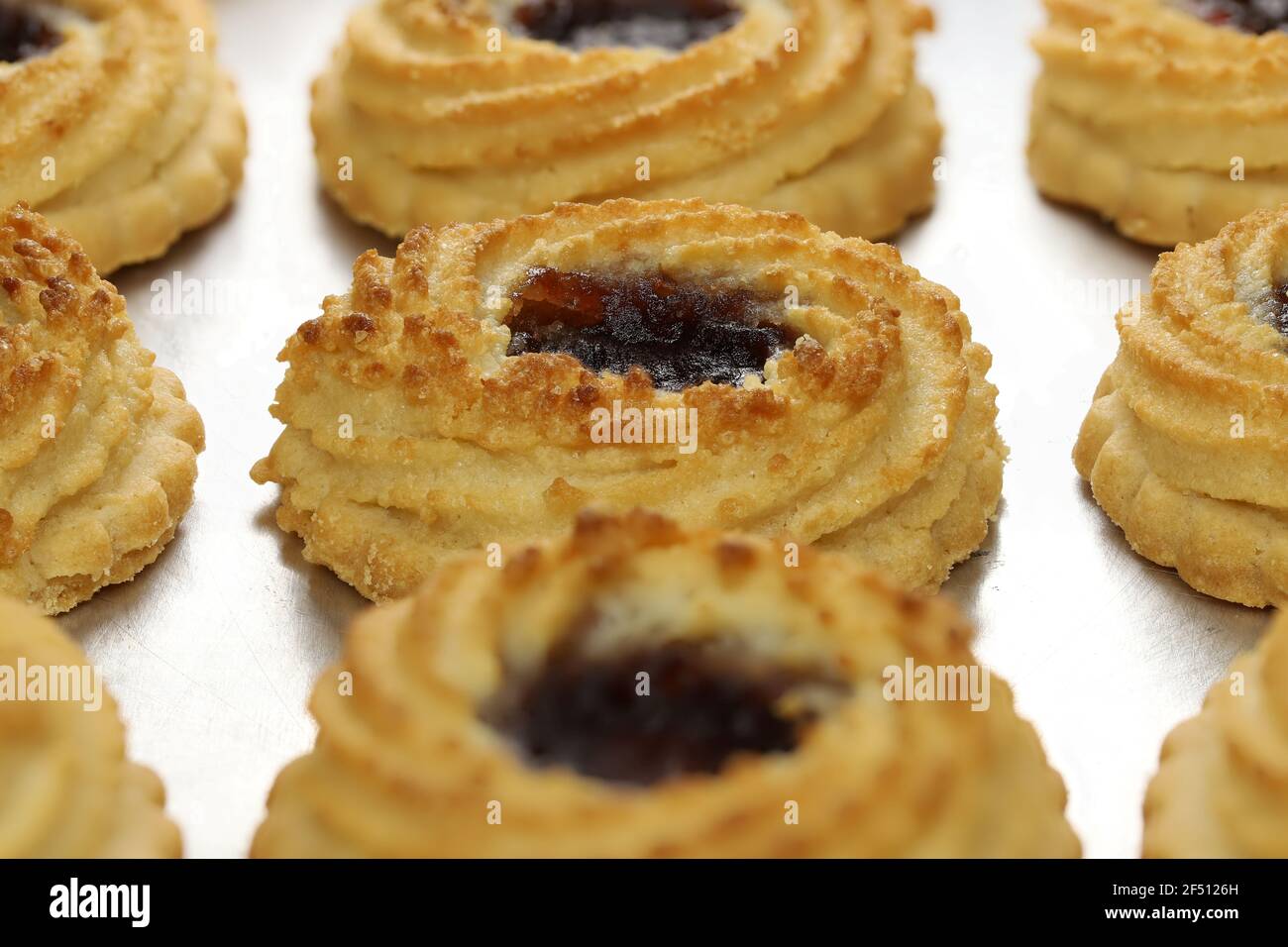 Biscotti rossi tedeschi sulla teglia da forno Foto Stock