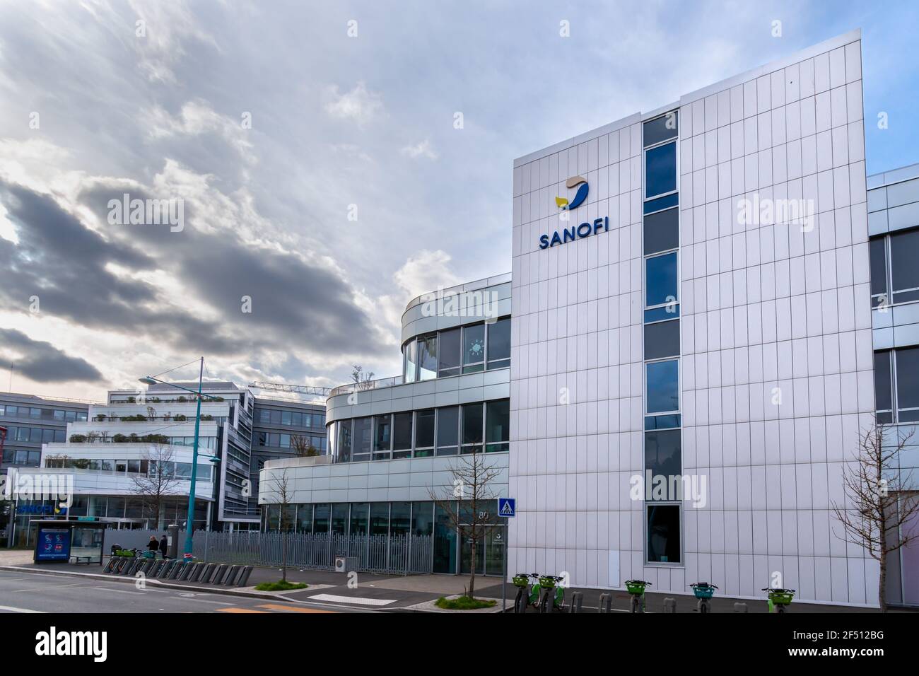 Gentilly, Francia, 21 marzo 2021: Vista esterna dell'edificio della sede centrale di Sanofi. Sanofi è un'azienda francese specializzata nel settore sanitario Foto Stock