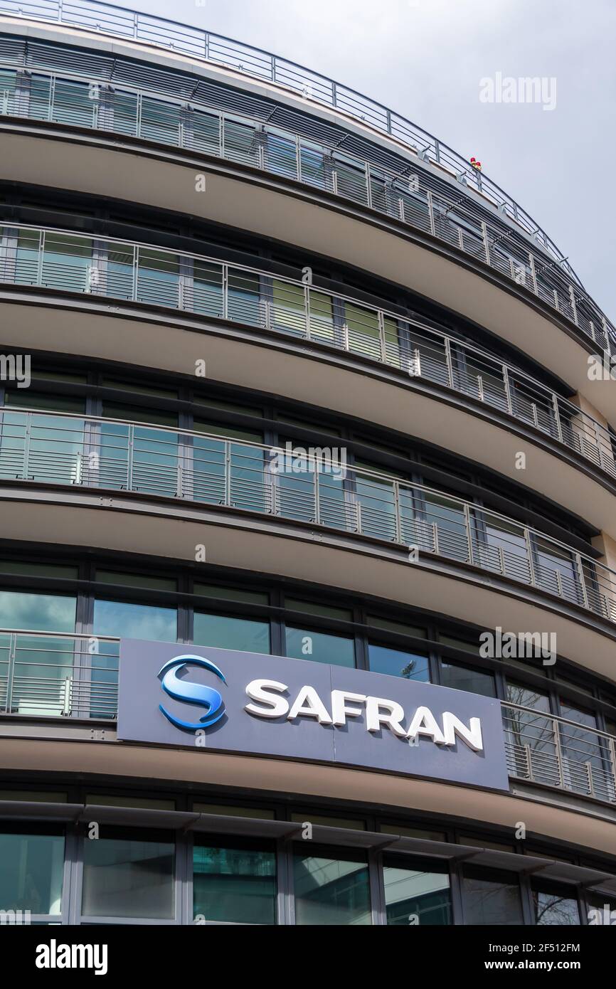 Logo sull'edificio Safran (sito Paul-Louis Weiller). Safran è un gruppo francese specializzato in aeronautica, spazio e difesa Foto Stock