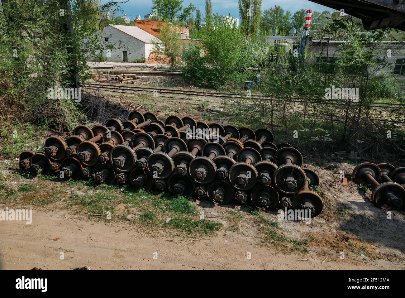 Vecchie ruote arrugginite in fabbrica abbandonata. Foto Stock