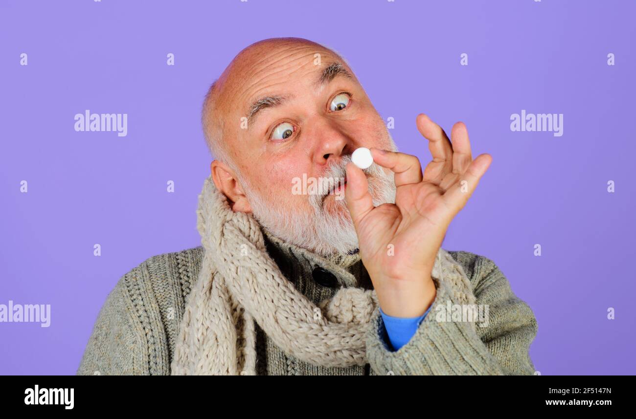 Uomo con pillole. Inverno freddo. Influenza. Pillola di trattamento. Medicina. Foto Stock