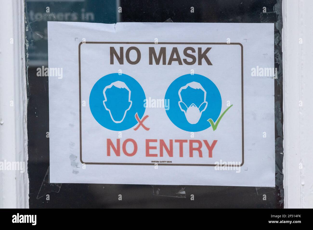 Un segno di negozio che dice No Mask No Entry Foto Stock