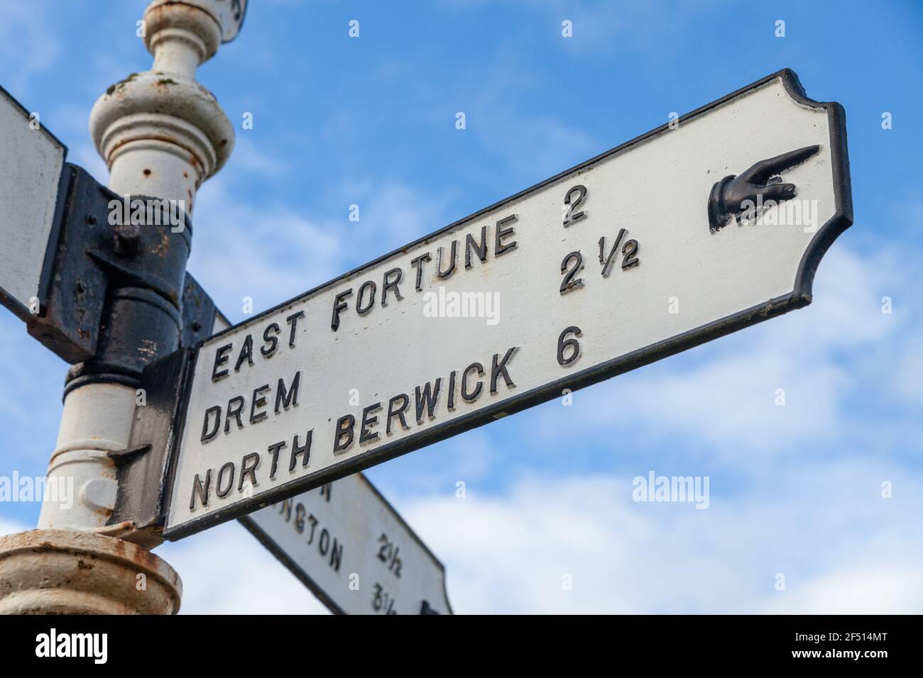 Una vecchia strada in metallo segno posta in Athelstaneford che punta verso Drem e Berwick Nord. Foto Stock