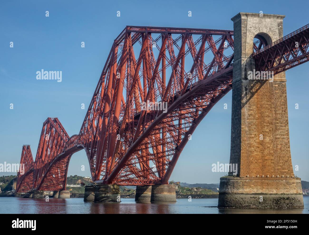 Il famoso Forth Bridge di Edimburgo, Scozia, in UN luminoso giorno d'estate Foto Stock