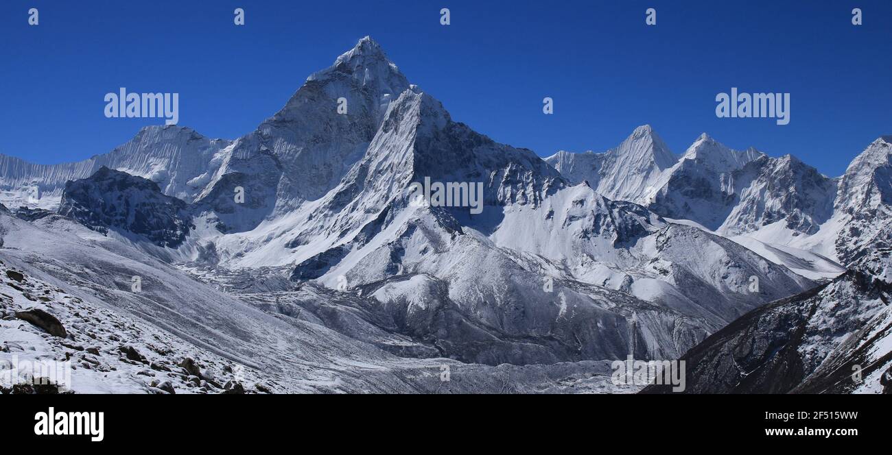 Cielo blu chiaro sopra neve coperta Monte Ama Dablam. Foto Stock