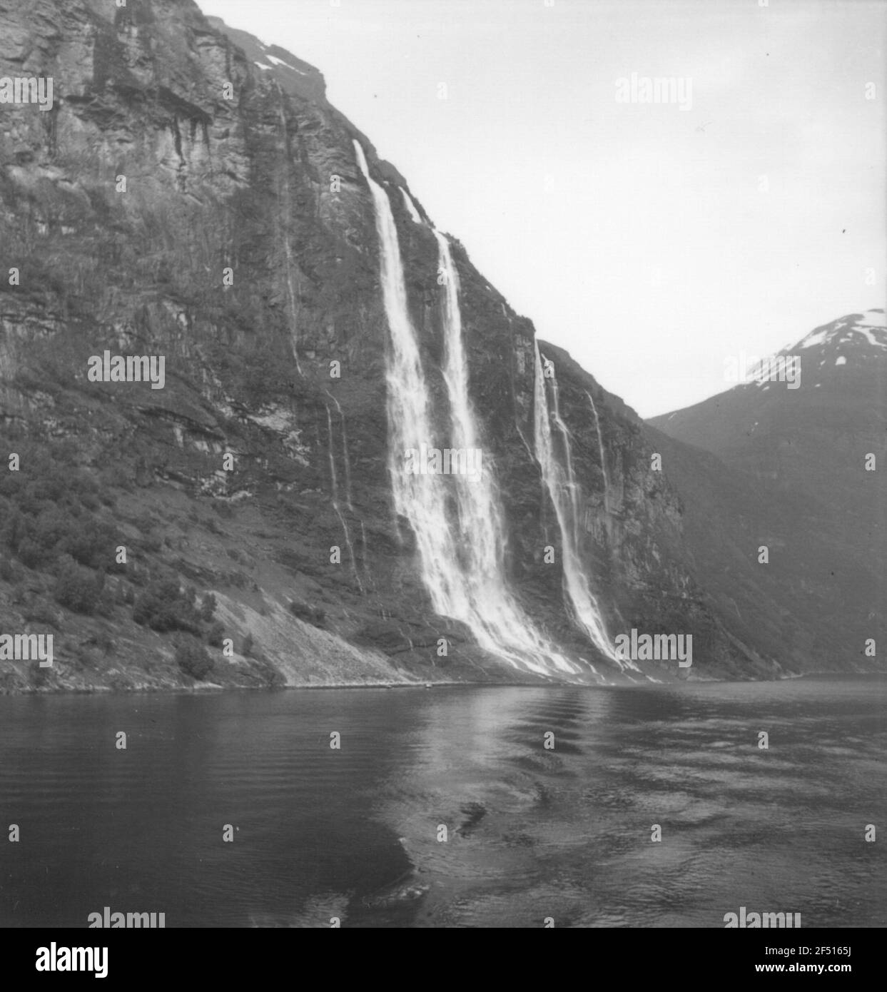 Foto di viaggio Norvegia. Geirangerfjord. Vista sulla riva con la cascata 'le sette sorelle Foto Stock