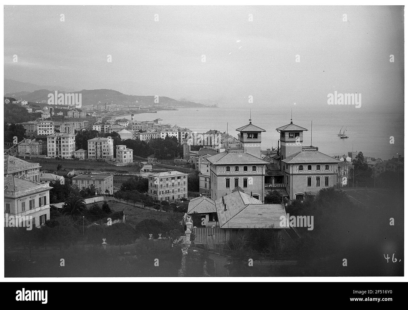 Genova. Vista sulla città e sulla baia con il porto Foto Stock