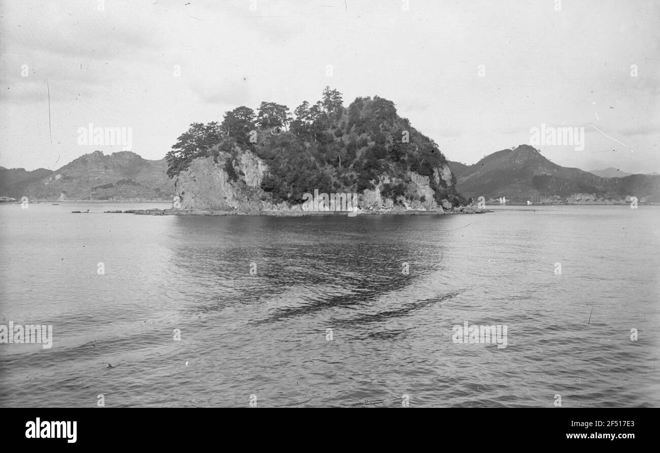 Nagasaki, Giappone. Vista da un piroscafo passeggeri ad alto mare di Hapag sul paesaggio costiero all'ingresso di Nagasaki con catene montuose e l'isolotto a monte Takabokojima (Papenberg O. Pfaffenberg) Foto Stock