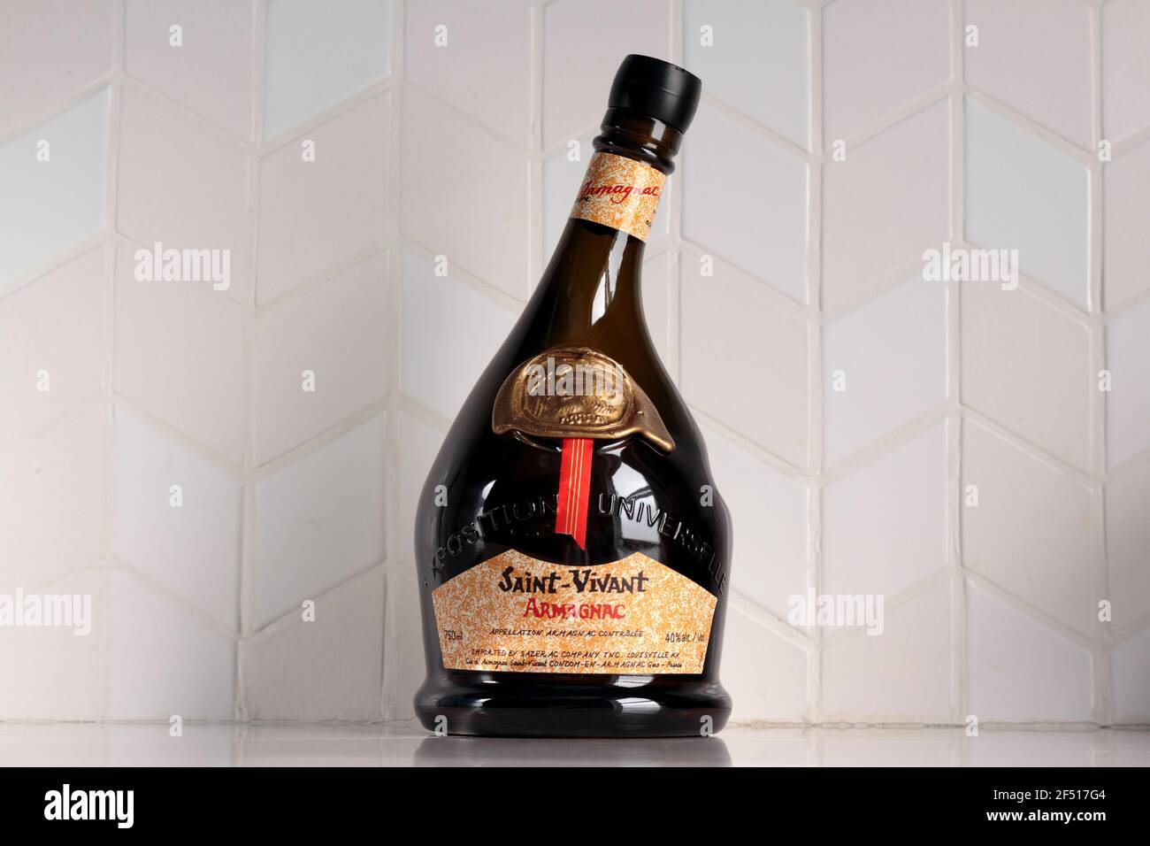 Bottiglia di Armagnac Saint-Vivant, un acquavite francese liscio, di alta qualità della regione della Guascogna Foto Stock