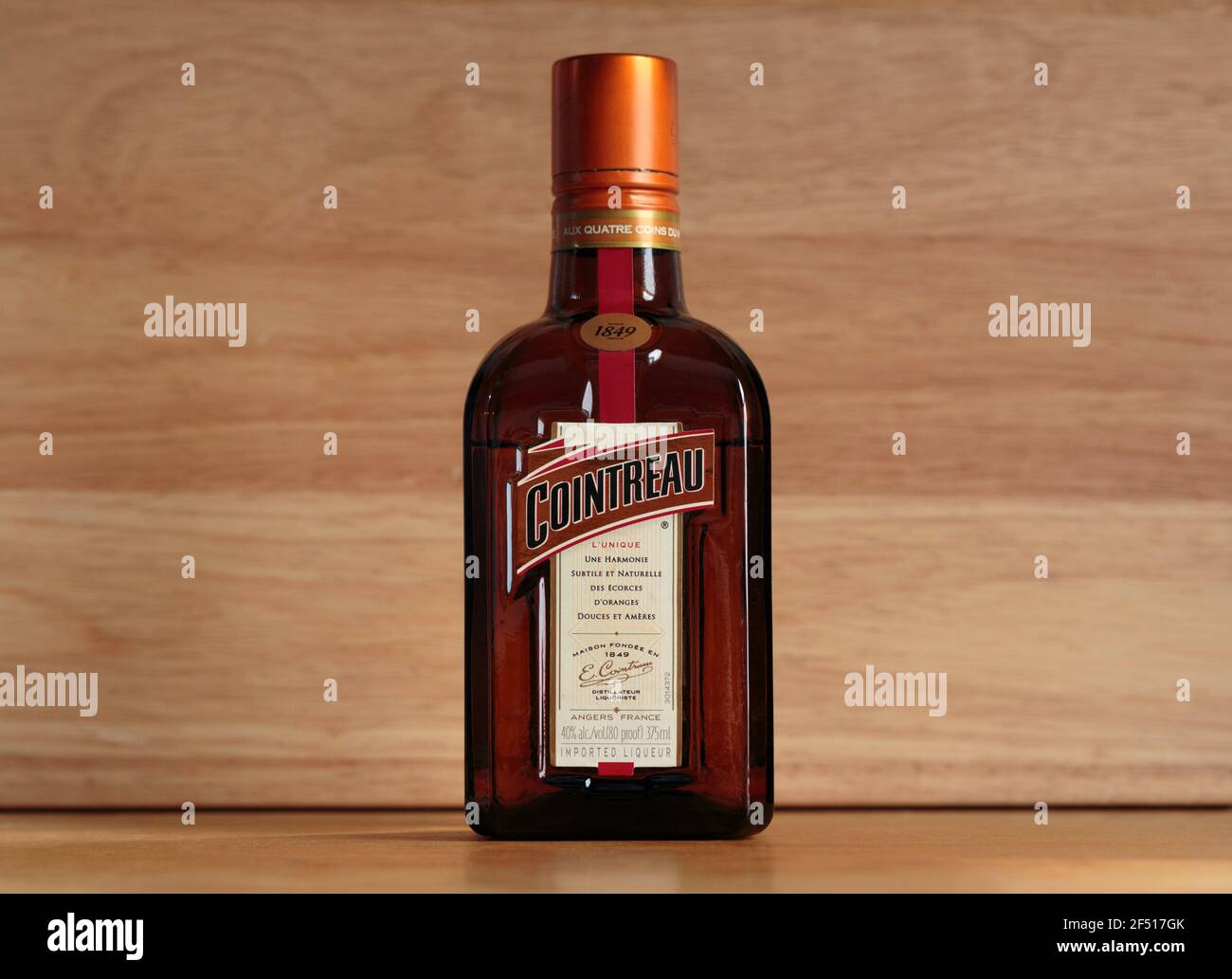 Bottiglia di Cointreau, un liquore triplo sec aromatizzato all'arancia, un aperitivo o digestivo, di Saint-Barthelemy-d'Anjou, Francia Foto Stock