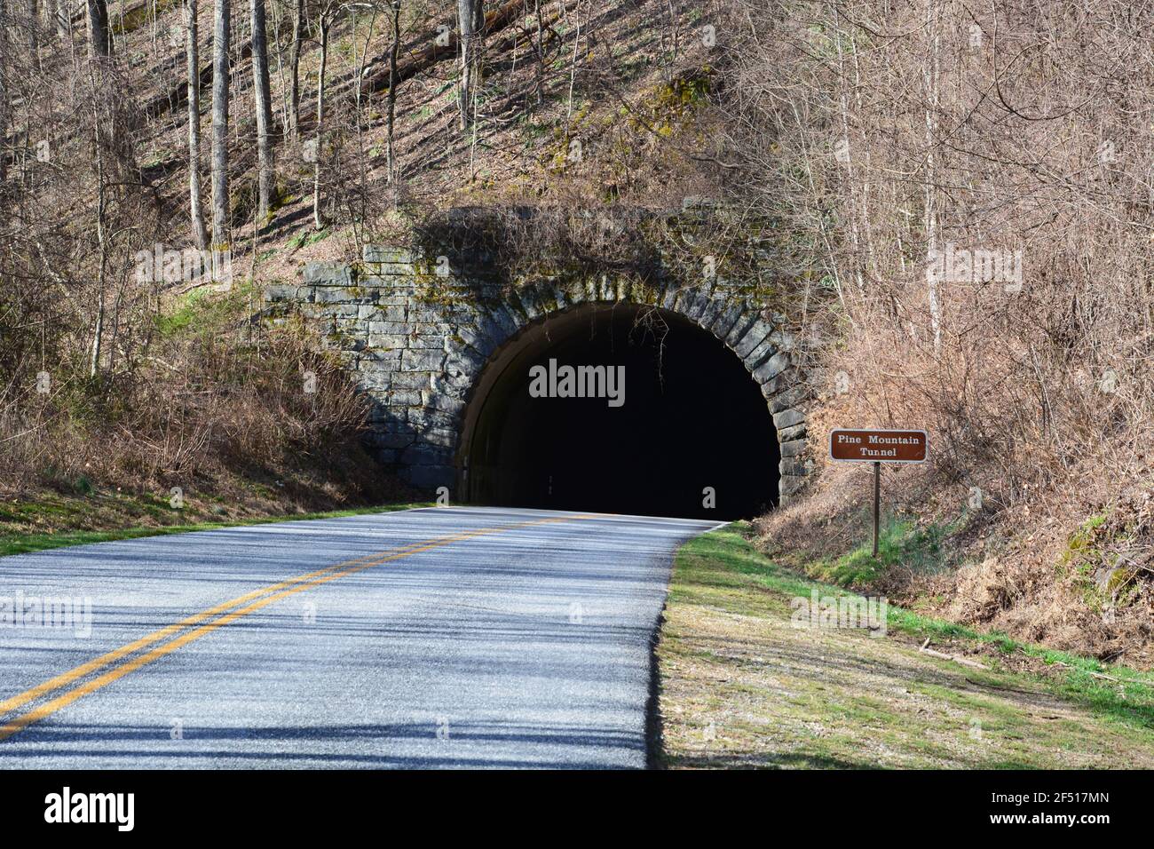 Fuori dal Pine Mountain Tunnel sulla Blue Ridge Parkway vicino ad Asheville, North Carolina. Foto Stock