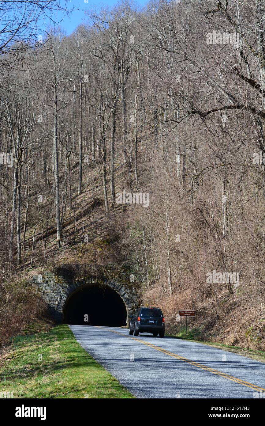 Fuori dal Pine Mountain Tunnel sulla Blue Ridge Parkway vicino ad Asheville, North Carolina. Foto Stock