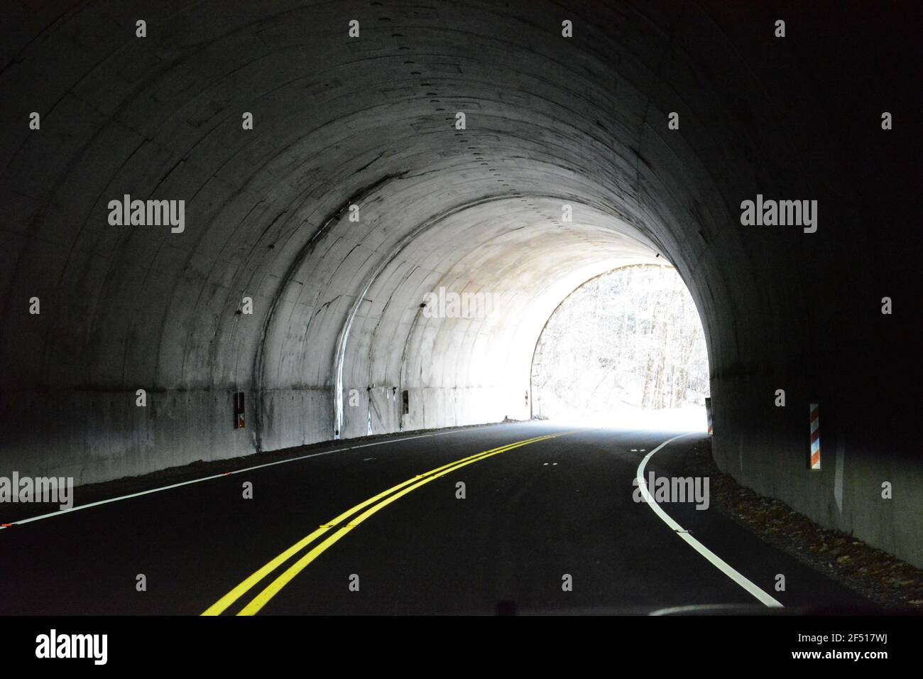 All'interno di uno dei tunnel di montagna lungo la Blue Ridge Parkway fuori di Asheville, North Carolina. Foto Stock