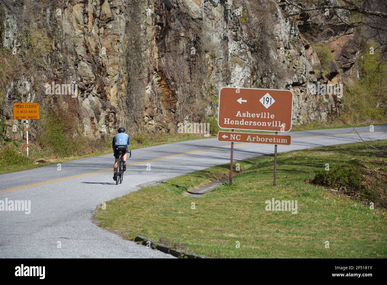 Un ciclista che corre lungo la Blue Ridge Parkway fuori da Asheville, North Carolina. Foto Stock
